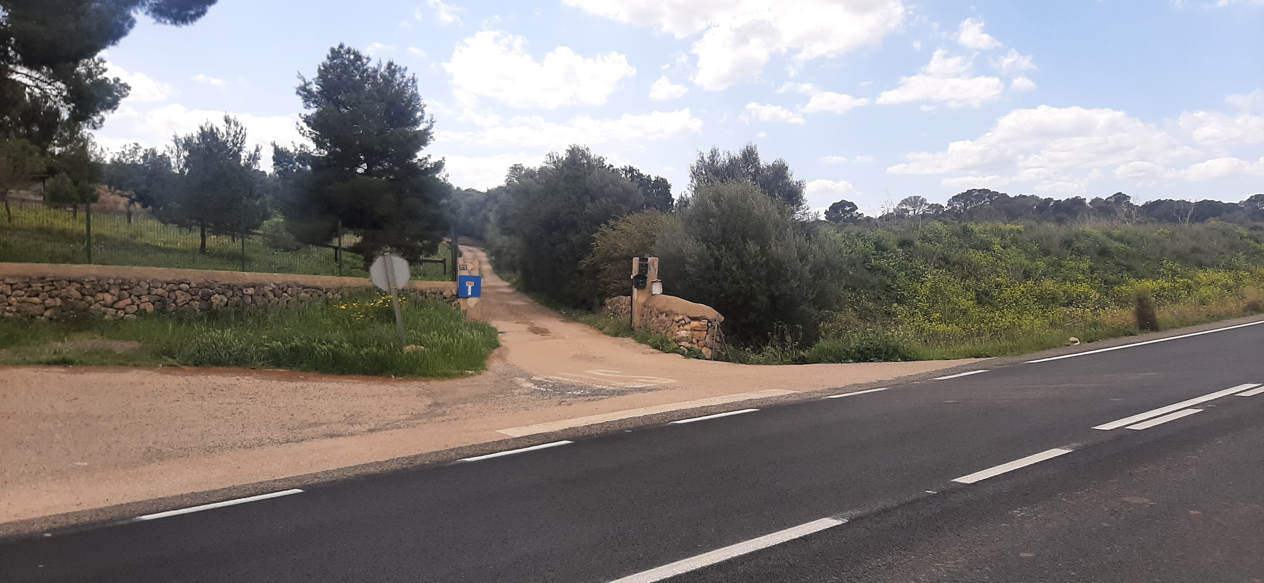 Entrada camino desde carretera de Sineu