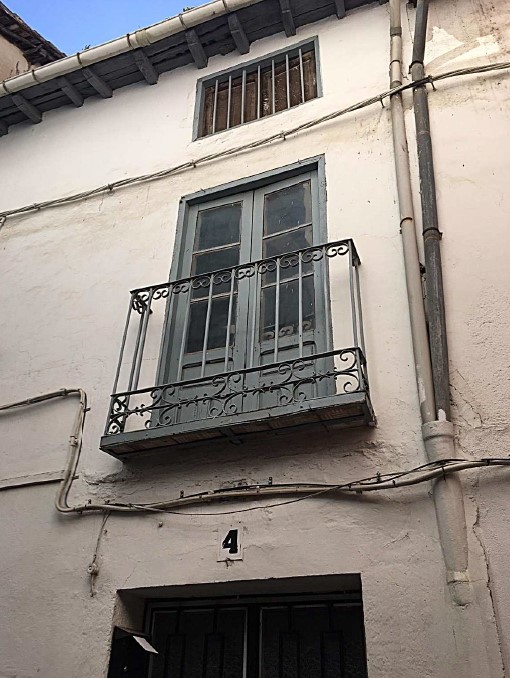 balcón sobre puerta