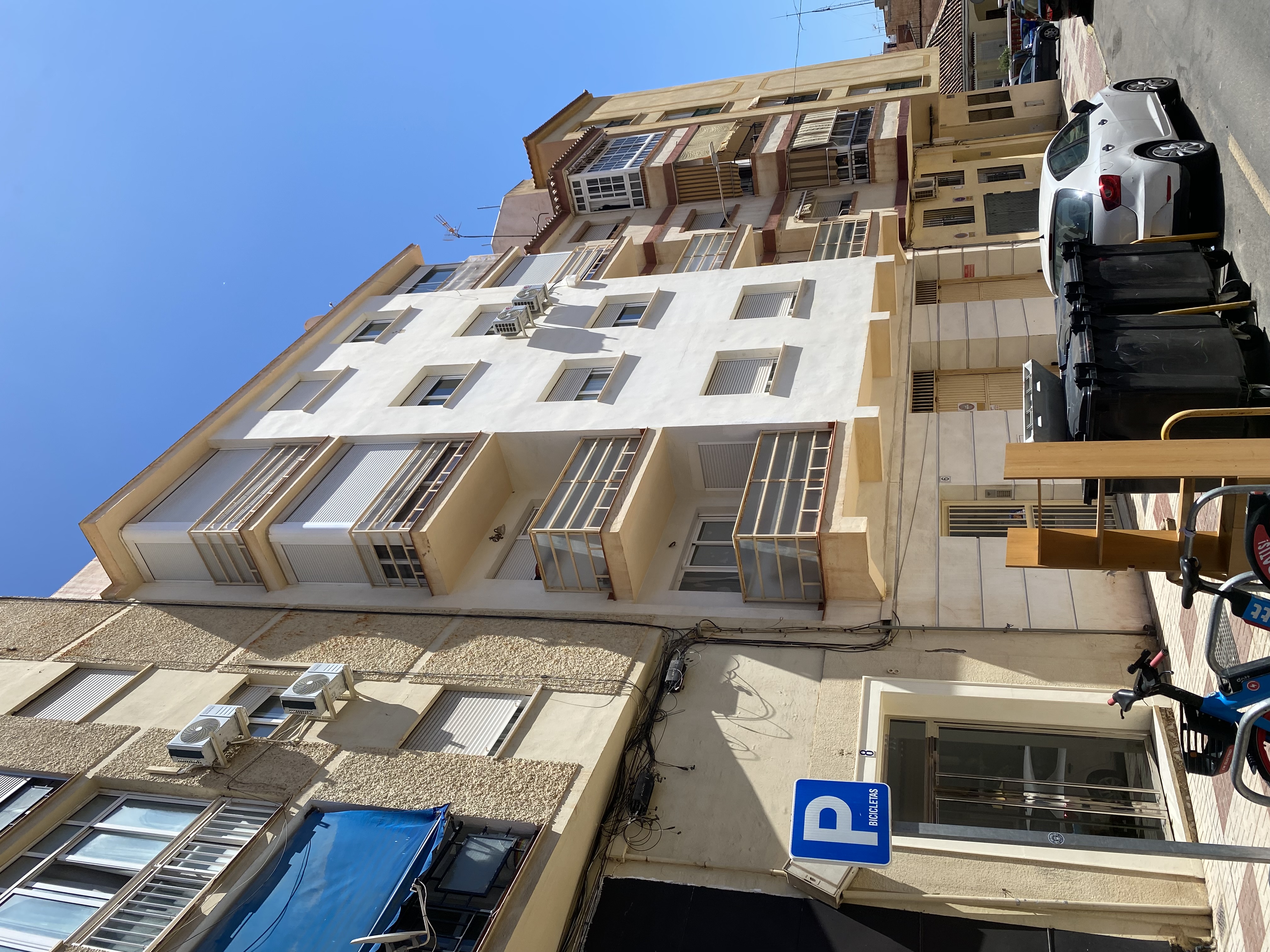 Fachada del edificio en calle Moreno Nieto número Seis